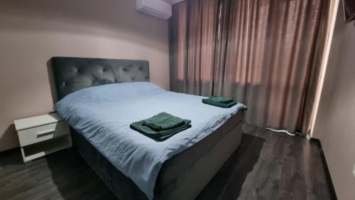 מיטה או מיטות בחדר ב-Alexander Home