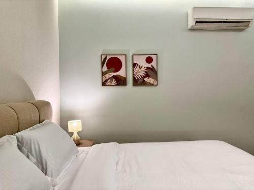 una camera da letto con tre immagini sul muro di Aurora Residence - شقة أورورا a Riyad