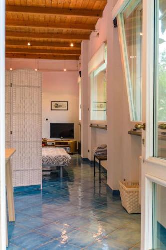 a bedroom with a bed and a television in a room at Al Cedro Terrazza sul Monferrato con Idromassaggio in Grazzano Badoglio
