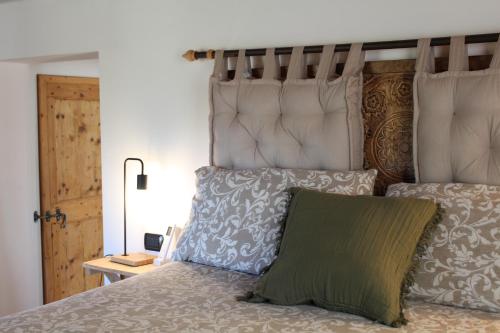 - une chambre dotée d'un lit avec un oreiller vert dans l'établissement Casa Kikenda, viaggio nella Natura, à Treia