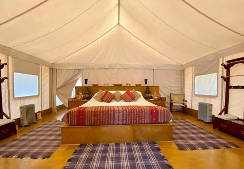 1 dormitorio con 1 cama en una tienda de campaña en Desert Camps Heritage Jaisalmer en Jaisalmer