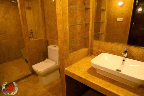 ein Badezimmer mit einem weißen WC und einem Waschbecken in der Unterkunft Desert Camps Heritage Jaisalmer in Jaisalmer
