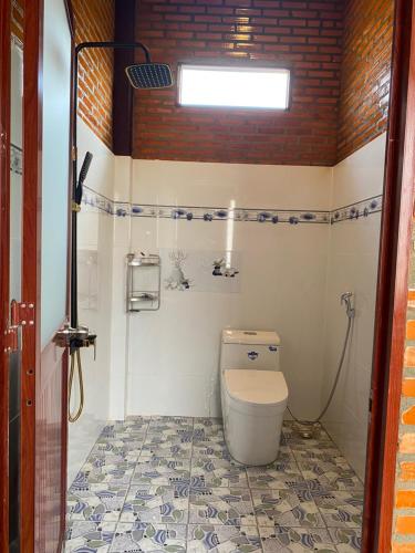 a bathroom with a toilet in a room at HOMESTAY HƯƠNG RỪNG in Tân Phú