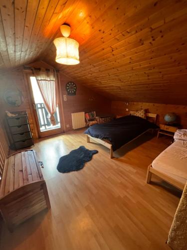 a bedroom with a bed and a wooden ceiling at Chalet des 2 lacs in Xonrupt-Longemer