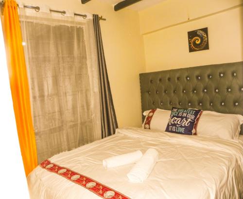 - une chambre avec un lit et un grand miroir dans l'établissement Jack Haven Bnb, à Kitengela 
