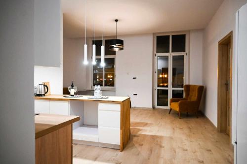 eine Küche mit einem Tisch und einem Stuhl in einem Zimmer in der Unterkunft Apartament w Centrum Kalisza in Kalisz