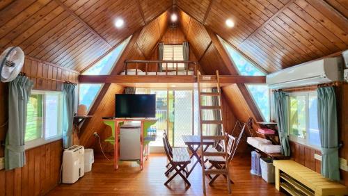 una habitación con una casa en el árbol con un loft en Kitefarm, en Dongshan