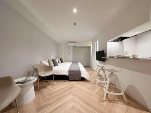 Un lugar para sentarse en bHOTEL Rijodori - City-Center Studio in Hiroshima with Breakfast