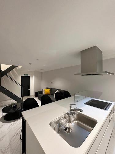 b hotel Rijodori - Modern 6ppl City Apt with Breakfast Included