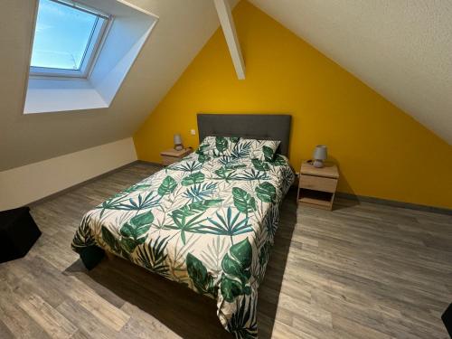 1 dormitorio con cama y pared amarilla en L’ÉCURIE, en Gigny