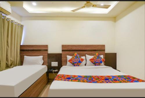 Gulta vai gultas numurā naktsmītnē Hotel Raj vihar residency