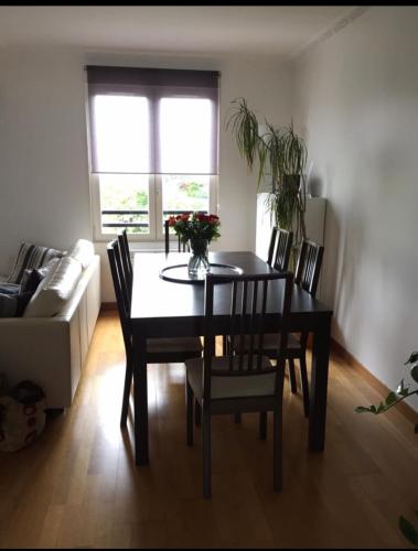 - une table à manger et des chaises dans le salon dans l'établissement Saint germain, à Poissy
