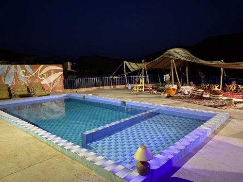 a large swimming pool at night with at Maison Les Grôttes in Aït Benhaddou