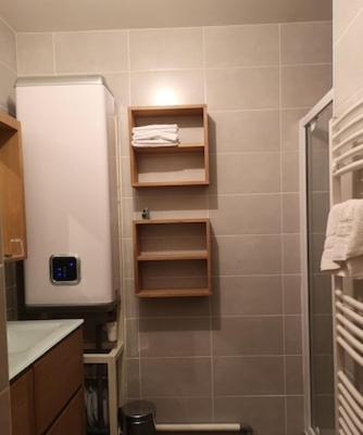 La salle de bains est pourvue d'une douche, d'un lavabo et de serviettes. dans l'établissement Charmant appartement Serre-Chevalier, à La Salle Les Alpes