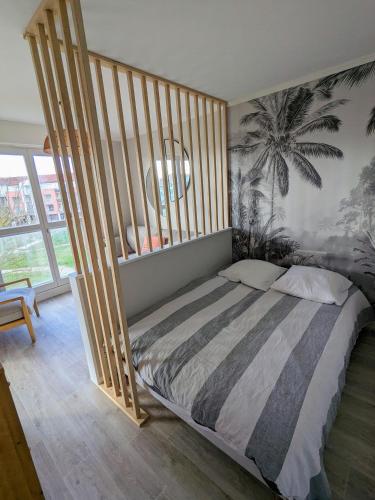 - une chambre avec un lit doté d'un cadre en bois dans l'établissement Appartement plein coeur Port Olona, à La Chaume