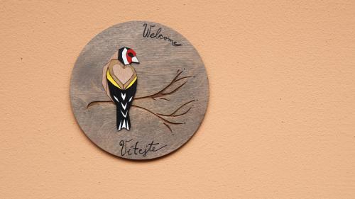 una placa de un pájaro en una pared en Apartmán Spálený mlýn, en Líšnice
