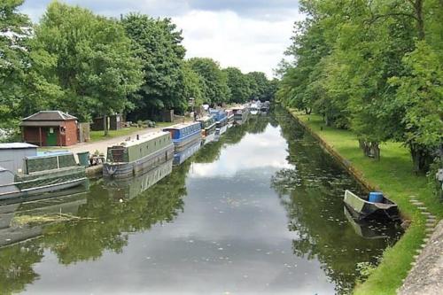 a river with boats parked on the side of it at *FL1k* For your most relaxed & Cosy stay + Free Parking + Free Fast WiFi in Headingley