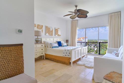 Postel nebo postele na pokoji v ubytování Stunning Beachfront Pent-House At Cap Cana, Punta Cana