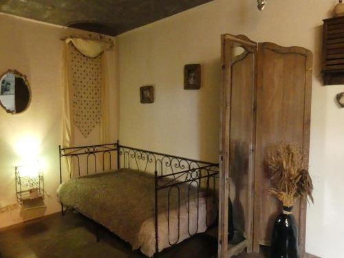 弗魯瓦沙佩勒的住宿－Suite romance，一间在房间内配有金属床的卧室