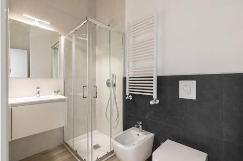 a bathroom with a shower and a toilet and a sink at Luni 4 - Design trilo suite -M3- 8 min dal Duomo in Milan