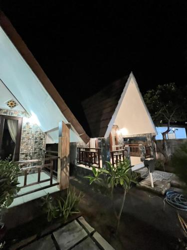 a view of a house at night at Meno Melani guesthouse in Gili Meno