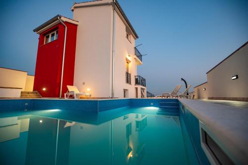 Πισίνα στο ή κοντά στο Olive Bridge Villa