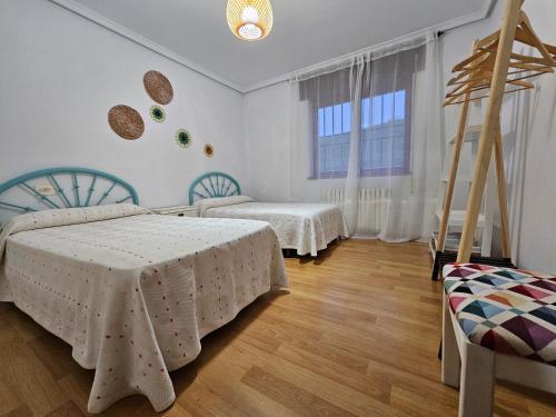 Postel nebo postele na pokoji v ubytování Vivienda familiar y apartamentos RURALES LA BRAÑELA