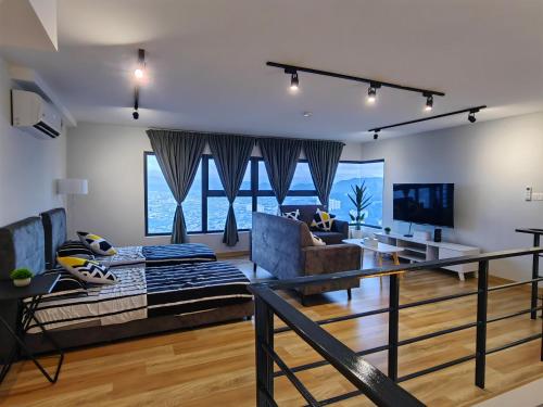 Arte Cheras Duplex Suites في كوالالمبور: غرفة معيشة مع أريكة وطاولة