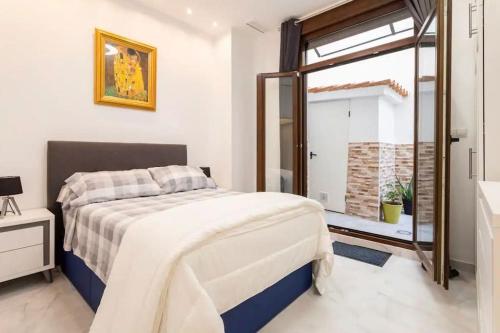 a bedroom with a bed and a large window at Apartamento Exclusivo en Valencia in Valencia