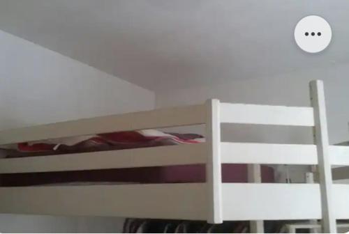 - un lit superposé blanc dans une chambre avec une bulle textuelle dans l'établissement Belle chambre dans le quartier latin, à Paris