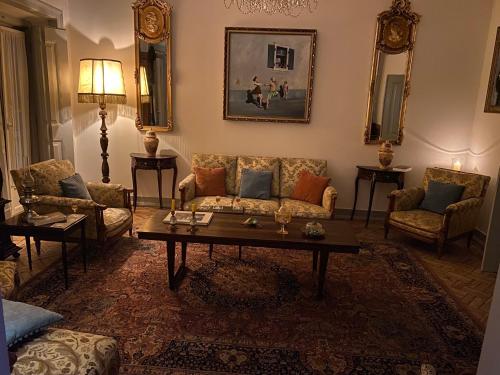 sala de estar con sofá y mesa de centro en Pátio da Villa - Coruche Boutique Guest House, en Coruche