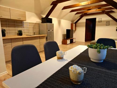 een keuken met een tafel en stoelen in een kamer bij DáMa Apartments in Eger