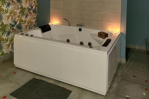 - une grande baignoire blanche dans la chambre dans l'établissement Atelier Détente, à Liévin