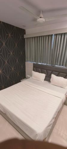 En eller flere senge i et værelse på Hotel tapovan inn
