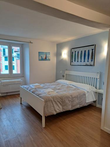 a bedroom with a bed and a window at Il Rifugio sul mare in Riomaggiore