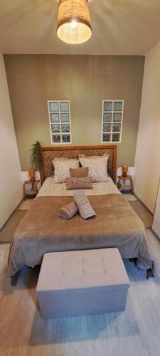 - un grand lit dans une chambre avec un grand lit dans l'établissement Appartement 1er Marseille Saint-Charles, à Marseille