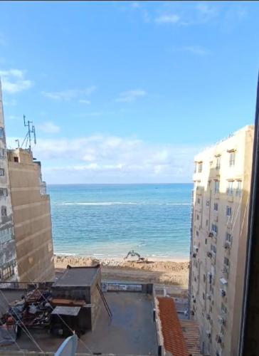 a view of the beach from the balcony of a building at الاسكندرية المندرة بحرى in Alexandria
