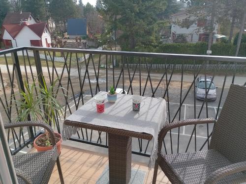 een tafel met twee kopjes koffie op een balkon bij Apartman ELIT in Veliko Gradište