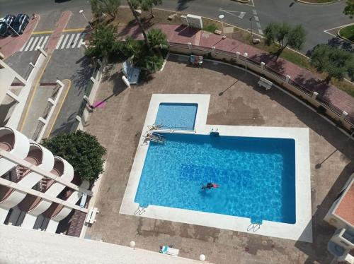 - une vue sur la piscine d'un hôtel dans l'établissement logement tout confort marina or, à Oropesa del Mar