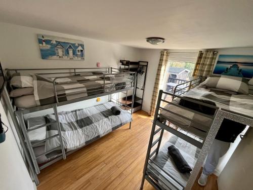 Zimmer mit 3 Etagenbetten in einem Zimmer in der Unterkunft Cosy North Wales 2 BEDROOM Chalet in Caernarfon
