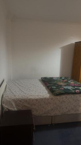 Numan’s guest house في Coundon: سرير صغير في غرفة بها