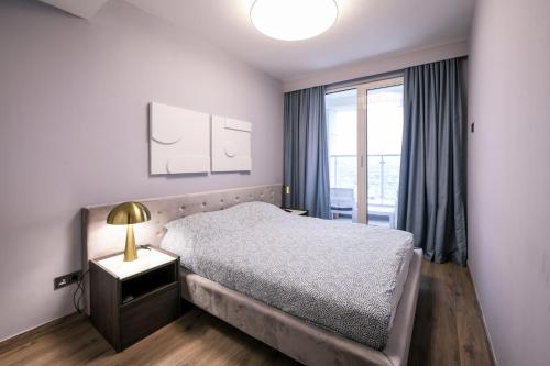 um quarto com uma cama e uma janela em Sky View Apartment at Cevahir Sky City 32nd floor em Skopje