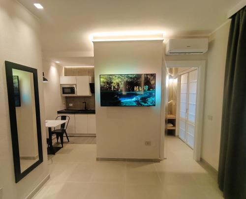 un couloir d'un appartement avec un tableau sur le mur dans l'établissement Su Coru 2 - Deluxe Studio in the Heart of Cagliari, à Cagliari