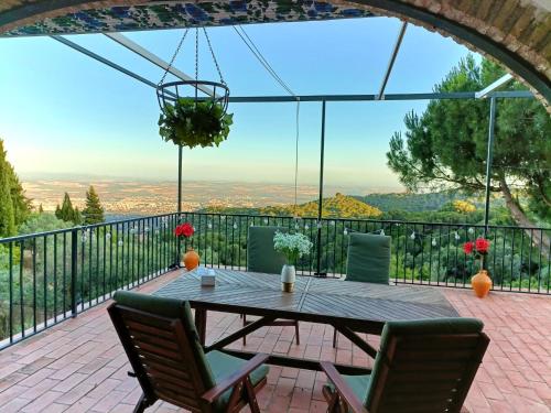 einen Tisch und Stühle auf einer Terrasse mit Aussicht in der Unterkunft Sombrerocordobe in Córdoba