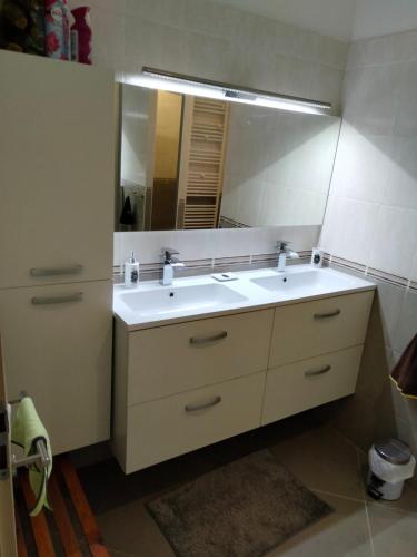 une salle de bain avec un lavabo blanc et un miroir dans l'établissement Villa Les Marmottes, au Luc