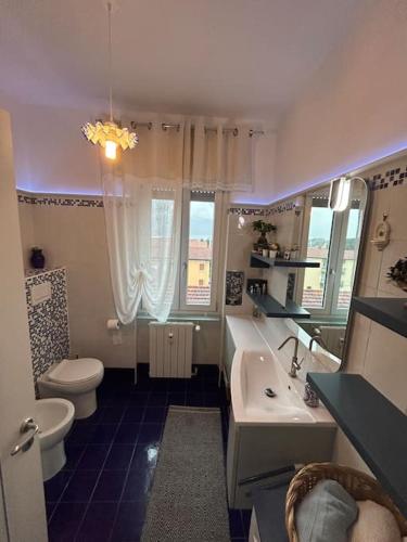 a bathroom with a toilet and a sink at Lakehouse Enjoy in Verbania