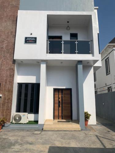 Edificio blanco con puerta y balcón en 4 bedroom Luxury Duplex en Lekki