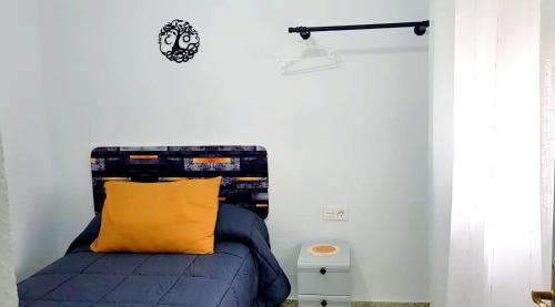 Un pat sau paturi într-o cameră la Alojamiento Maria