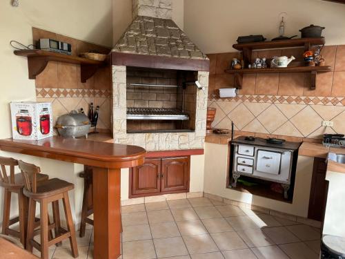 a kitchen with a stove and a counter with a table at Hermosa casa amplia en zona residencial in Santa Cruz de la Sierra
