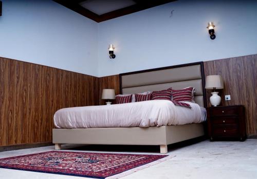- une chambre avec un grand lit et des oreillers rouges dans l'établissement Cedar Lodges Resort and Residences Galiyat, à Chhāngla Gali